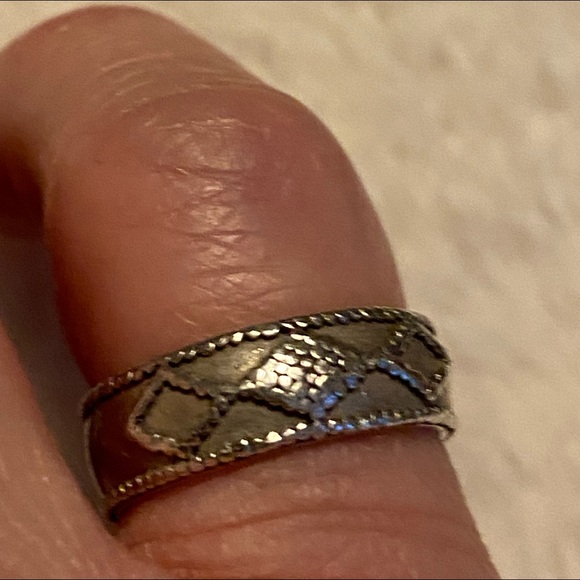 🔥Sterling Silver Vintage Women’s Band Ring w/triangular rare designs Stamped 925 - Picture 1 of 8